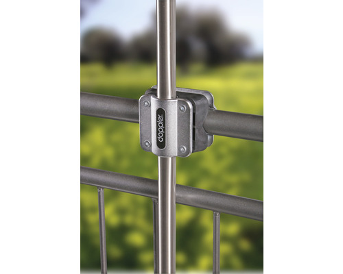 Logo Doppler na držáku pro upevnění slunečníku na zábradlí.