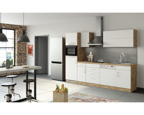 Světlá kuchyně s kuchyňskou linkou, kuchyňským stolem a židlemi v prostorném pokoji.