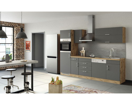 Moderní kuchyně s vestavěnými skříněmi, dřezem, odsavačem par a chladničkou