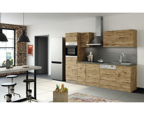 Moderní kuchyně s kuchyňskou linkou, dřezem, sporákem, digestoří, kuchyňskými skříňkami a lednicí.