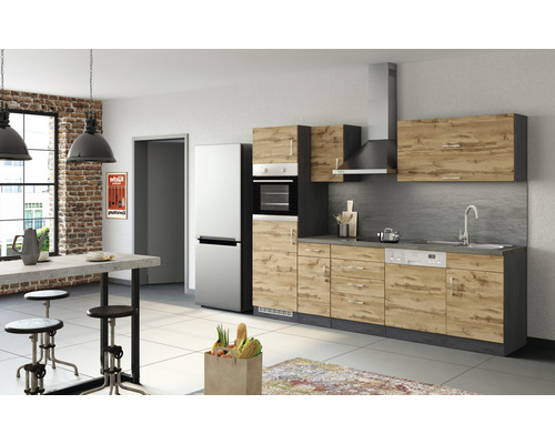 Moderní kuchyně s kuchyňskými skříňkami, kombinací chladničky s mrazákem a jídelním stolem