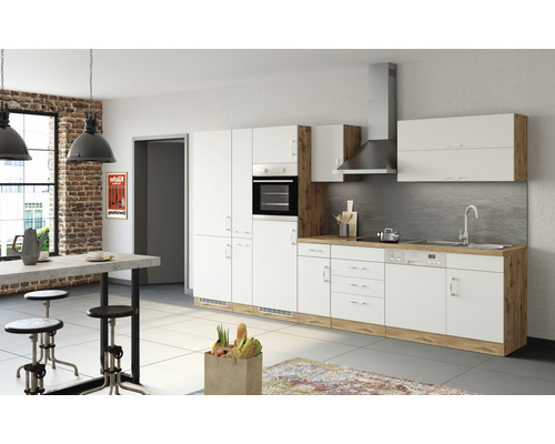 Světlá kuchyně s bílými skříňkami a dřevěnými prvky, jídelní stůl a židle.