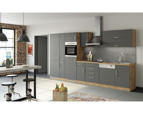 Moderní kuchyně s šedými skříněmi a dřevěnými prvky