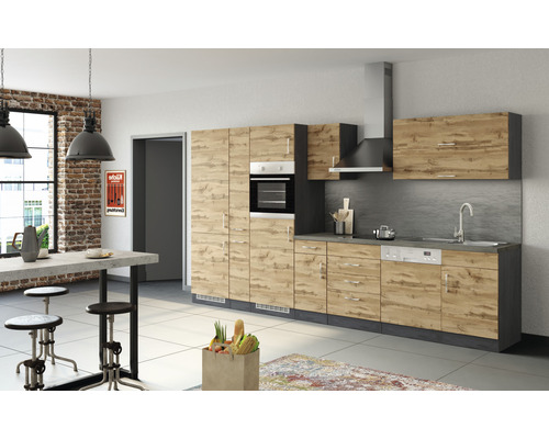 Světlá vestavná kuchyně s dřevěným dekorem, pracovní deskou, dřezem a elektrickými spotřebiči v moderním designu.