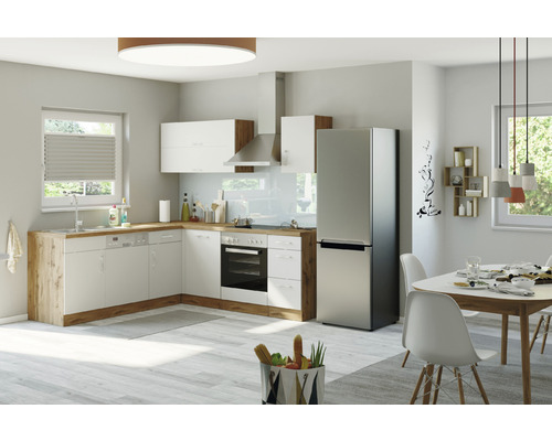 Světlá kuchyně s kuchyňskou linkou, dřezem, vestavnými spotřebiči a jídelním stolem