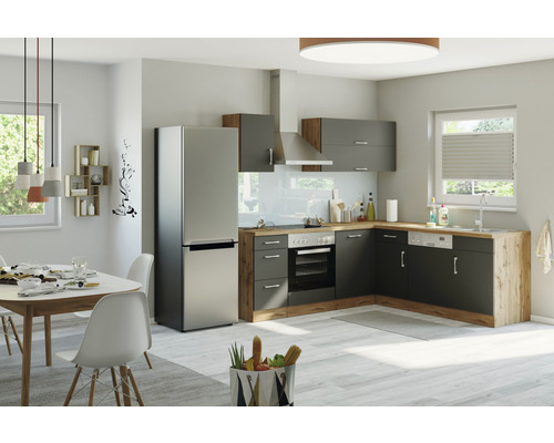 Světlá kuchyně s vestavěnou kuchyní, jídelním stolem a kombinací chladničky s mrazákem