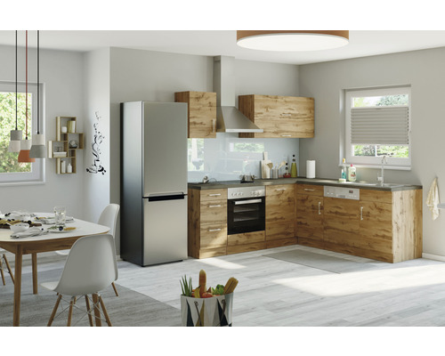 Světlá kuchyně s kuchyňským nábytkem s dřevěným dekorem, nerezovou lednicí a jídelním koutem se stolem a židlemi.