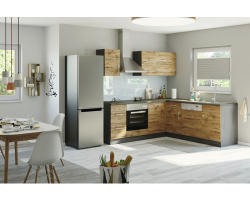 Světlá kuchyně s vestavěnou kuchyní, kuchyňským stolem a kombinovanou chladničkou s mrazákem