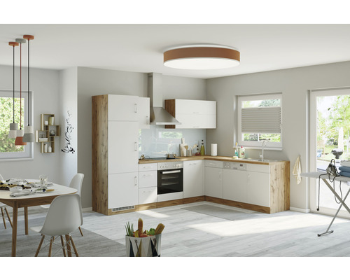 Světlá kuchyně s jídelním prostorem, kuchyňskou linkou a osvětlením