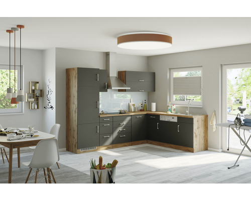 Světlá kuchyně s jídelním stolem, vestavěná kuchyně a moderní spotřebiče