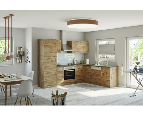 Světlá kuchyně ve venkovském stylu s dřevěnými čely, jídelním stolem a osvětlením