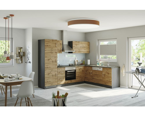 Světlá kuchyně s vestavěnými skříněmi, jídelním stolem a žehlicím prknem