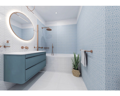 Světlá koupelna s umyvadlem, zrcadlem a vanou