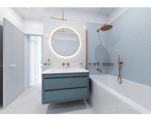 Moderní koupelna s umyvadlem, zrcadlem a vanou.