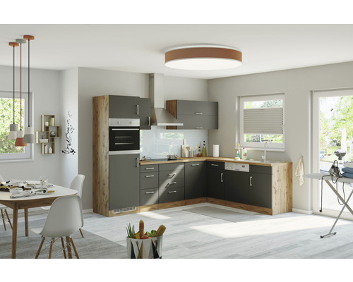 Světlá kuchyně s jídelním prostorem, šedými skříňkami a dřevěnými prvky.