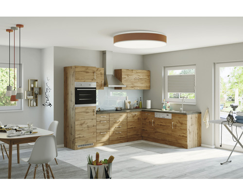 Světlá kuchyně s vestavěnými skříněmi, jídelním stolem a sušákem na prádlo