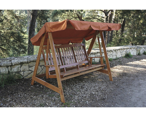 Dřevěná houpačka se sluneční stříškou na zahradě