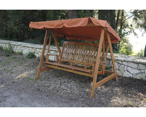 Dřevěná houpačka s látkovou střechou na zahradě