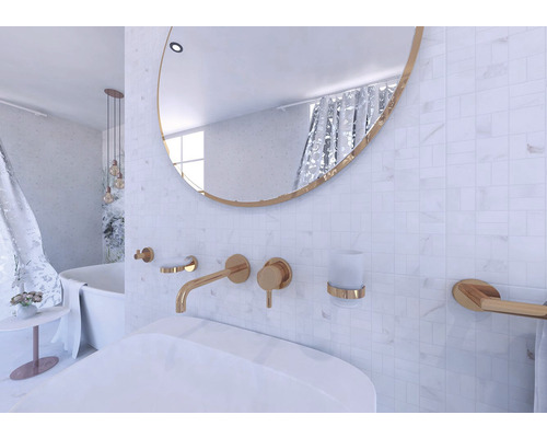 Světlá koupelna se zrcadlem, umyvadlem, baterií a držákem na ručníky