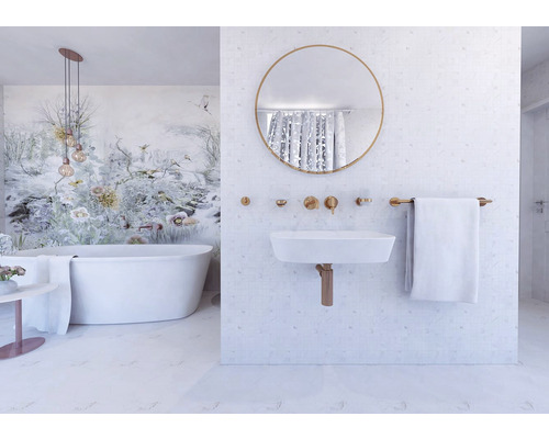 Koupelna s volně stojící vanou, umyvadlem, zrcadlem a nástěnnou malbou