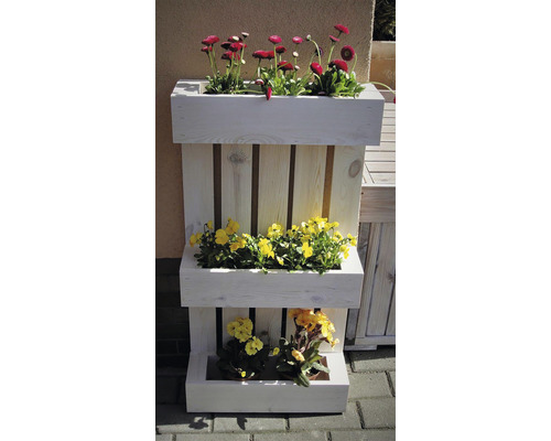 Dřevěný květináč s třípatrovým uspořádáním a různými květinami
