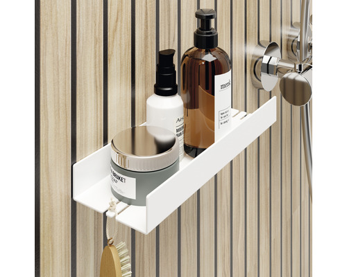 Sprchová polička s kosmetickými produkty v koupelně