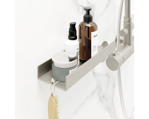 Koupelnová police z kovu s pečujícími produkty a kartáčem