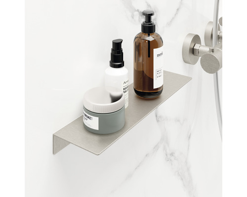 Kovová police v koupelně s kosmetickými produkty