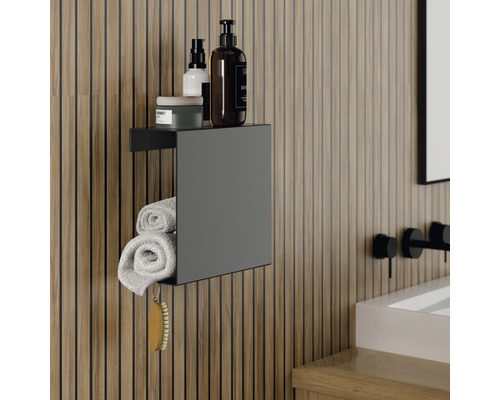 Koupelnová police s ručníky, produkty péče o pleť a dřevěná stěna