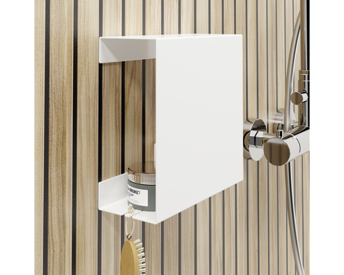 Bílá nástěnná police s sprchovou baterií pro uložení koupelnových potřeb