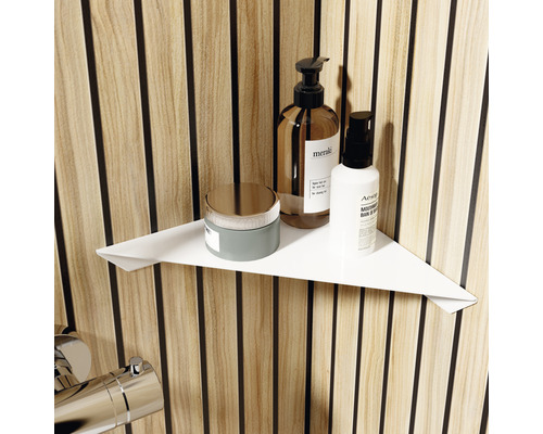 Rohová police s kosmetickými produkty v koupelně