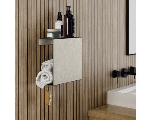 Koupelna s držákem na ručníky, ručníky a kosmetickými produkty