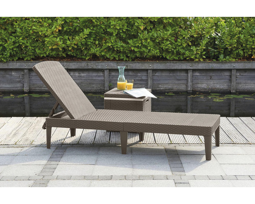 Zahradní scéna s hnědým polyratanovým lehátkem a odkládacím stolkem