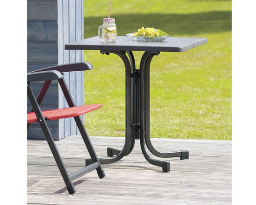 Čtvercový zahradní stůl s pitím a ovocem vedle skládací židle