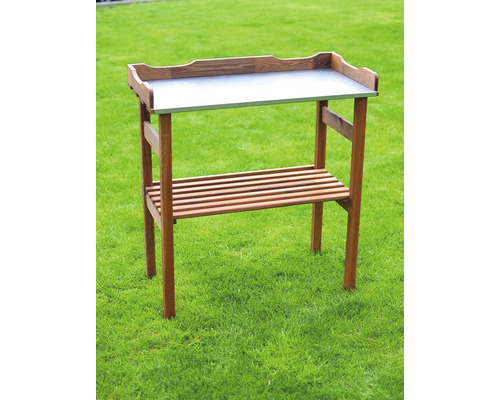 Zahradní stůl zhotovený ze dřeva s úložnou plochou