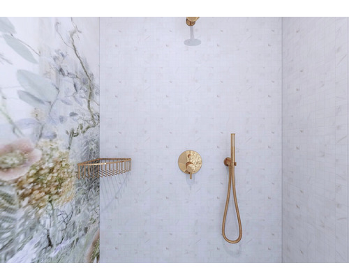 Světlá koupelna se sprchou, armaturami a úložným prostorem