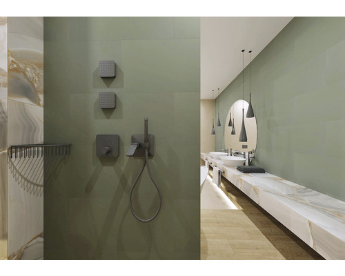 Koupelna se sprchou, umyvadlem a zrcadlem