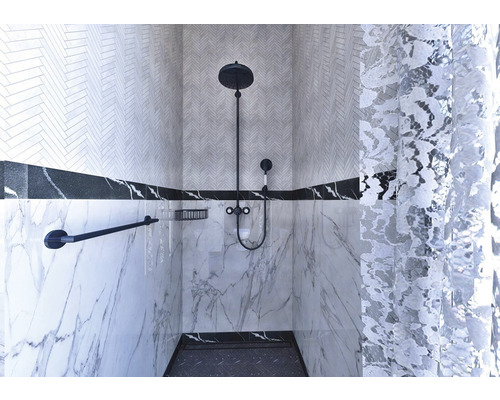 Sprchový kout se sprchovou hlavicí, ruční sprchou, držákem na ručníky, odkládací policí a sprchovým závěsem