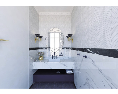 Moderní koupelna s umyvadlem, zrcadlem, nástěnnými svítidly a obklady