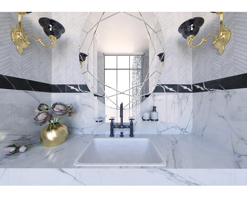 Koupelna s oválným zrcadlem, umyvadlem, baterií a nástěnnými svítidly