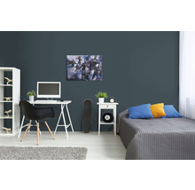 Zdobený pokoj s nástěnnou malbou Avengers, stolem a postelí