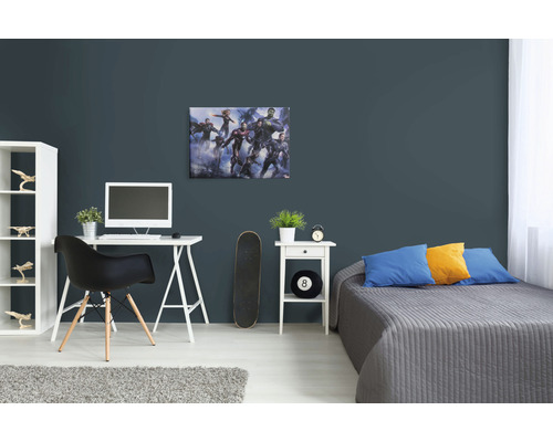 Zdobený pokoj s nástěnnou malbou Avengers, stolem a postelí