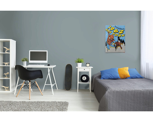 Ložnice s psacím stolem, postelí a nástěnnou malbou