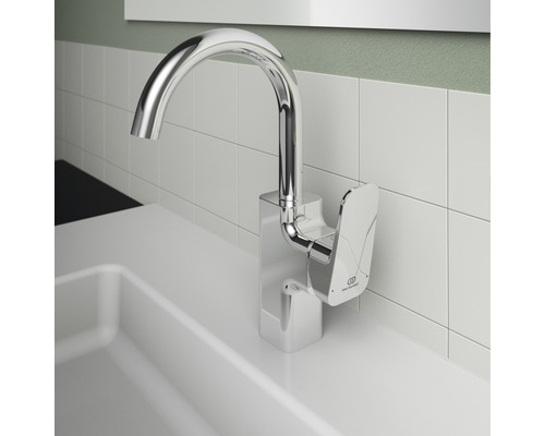 Umyvadlová baterie z kovu v koupelně