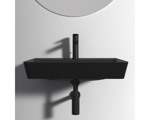 Černé umyvadlo na desku s baterií a sifonem před stěnou