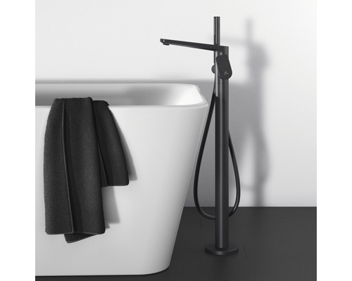 Volně stojící vana s armaturou a ručníkem