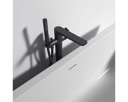 Černá volně stojící vanová baterie s ruční sprchou namontovaná na vaně