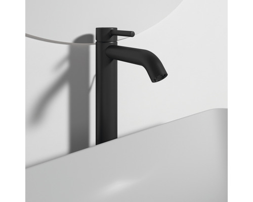 Černá umyvadlová baterie na umyvadle