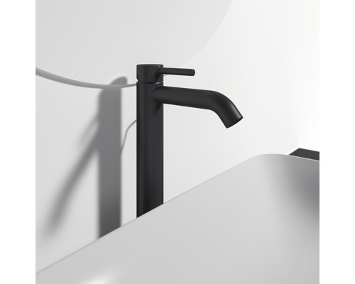 Černá umyvadlová baterie na umyvadle