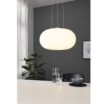 Oválné skleněné závěsné svítidlo nad jídelním stolem